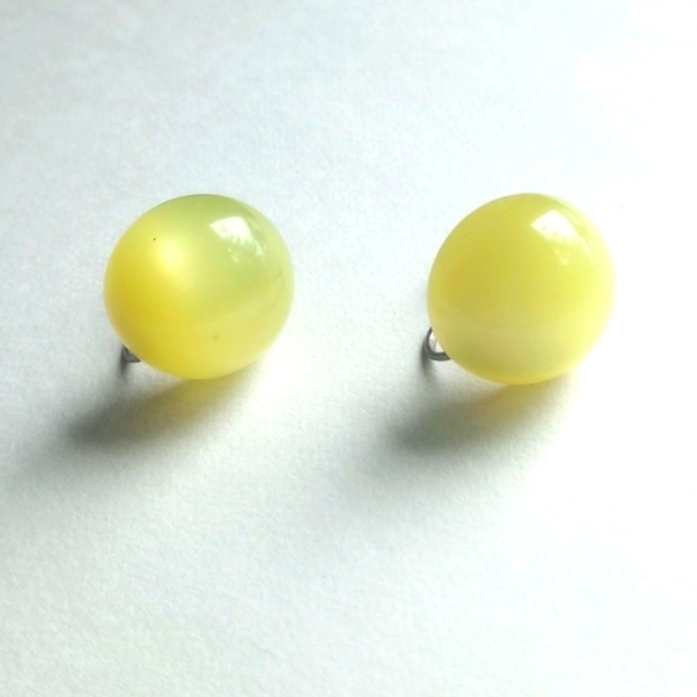 Luminous lemon moonglow round cabochon thermostat screw back earrings